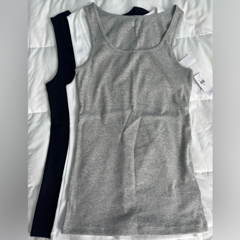 3 pack NWT Gap Ribbed tanks Medium